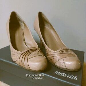 *𝓥𝓲𝓷𝓽𝓪𝓰𝓮 𝖪𝖤𝖭𝖭𝖤𝖳𝖧 𝖢𝖮𝖫𝖤 REACTION Ruched/Pleated Toe Pumps M Tan